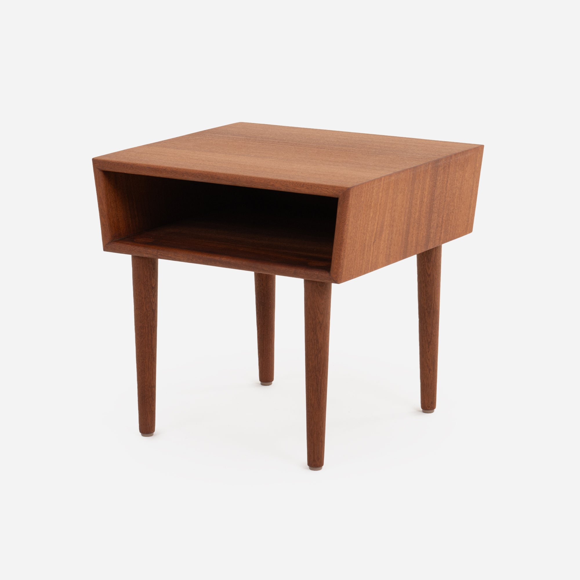 ケーススタディ® 家具 無垢材ベッドサイドテーブル – Modernica